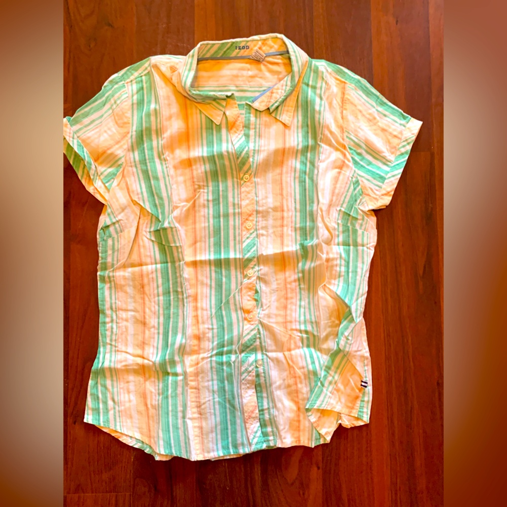 Women’s breezy shirt sleeve button down by Izod. Small.